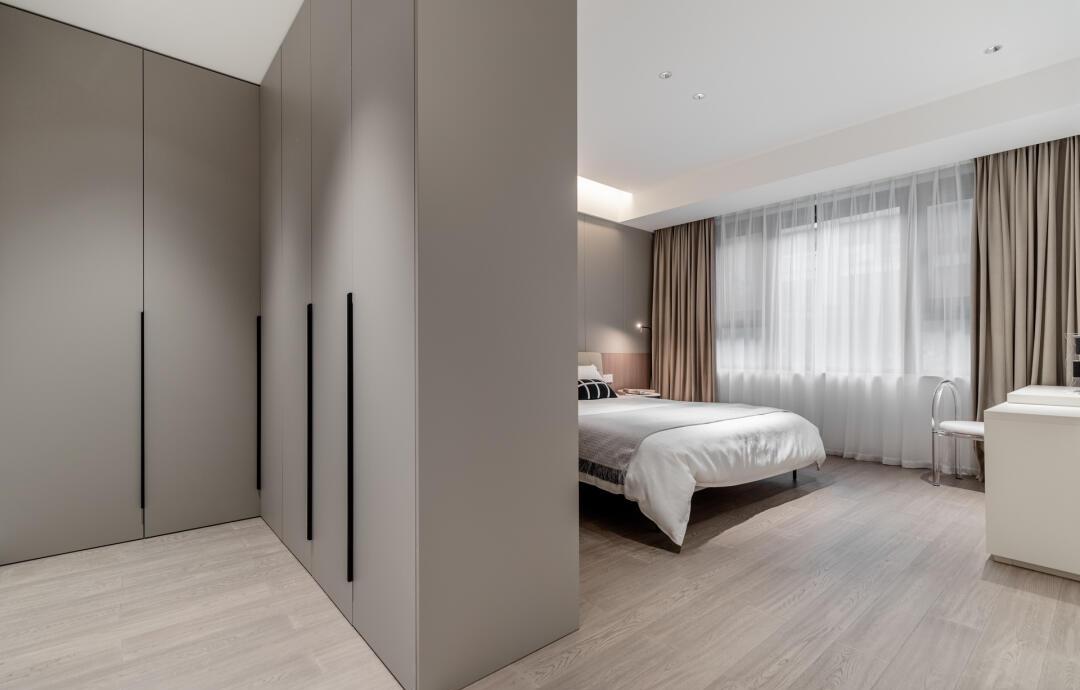 衛(wèi)生間門對床？巧妙布局來化解！打造舒適衛(wèi)浴空間隔斷方案