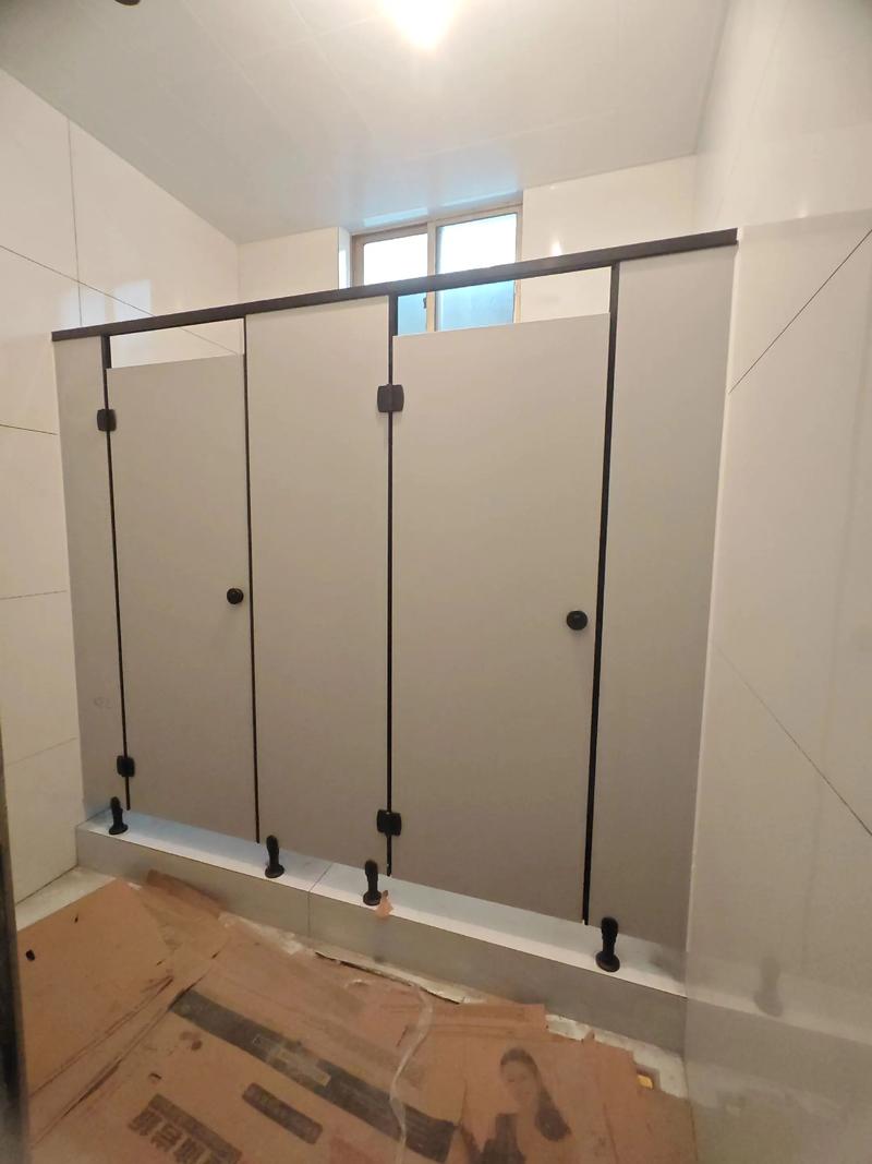 專業(yè)定制無錫公共衛(wèi)生間隔斷，打造安全、美觀、實用的空間